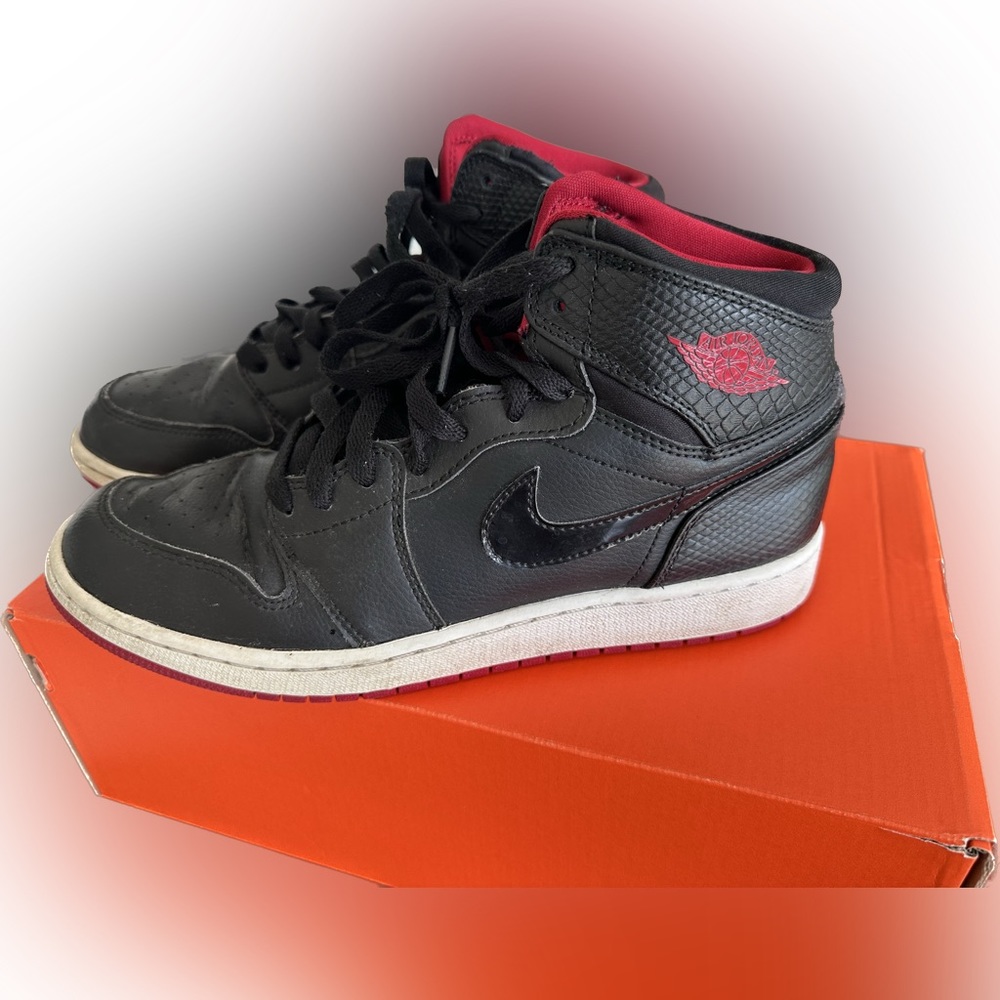 Nike Air Jordan 1 Mid Black and Red 10 Bred Big Boys Size 7